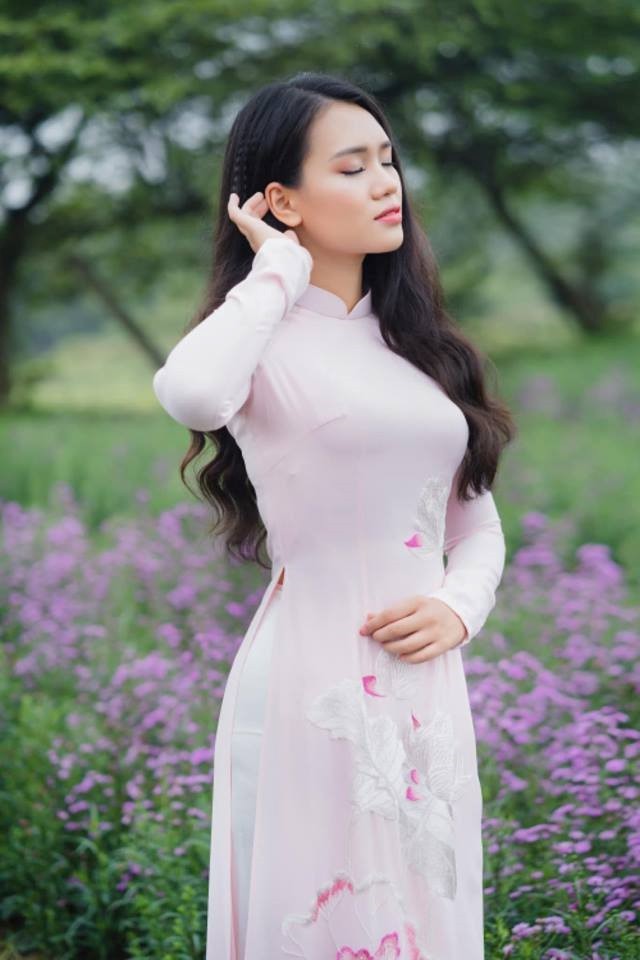 Thoi trang ao dai duyen dang cua nu sinh tang hoa tien TT Trump-Hinh-5