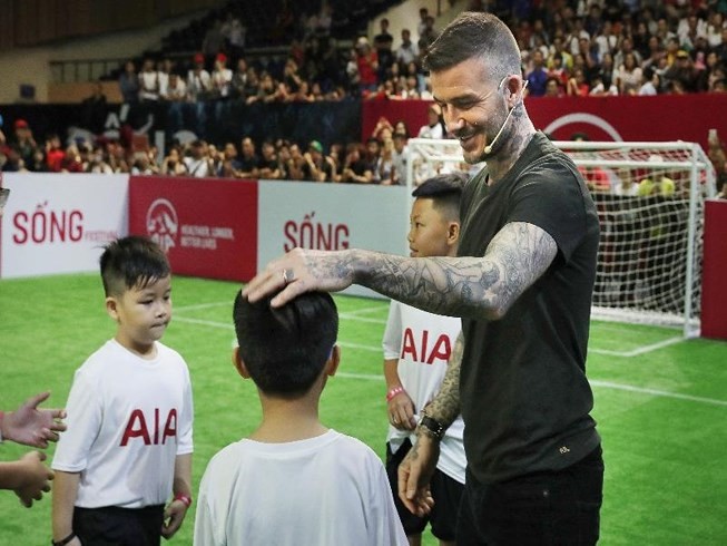 Trang phuc tu lich lam den gian di cua David Beckham khi den Viet Nam-Hinh-2