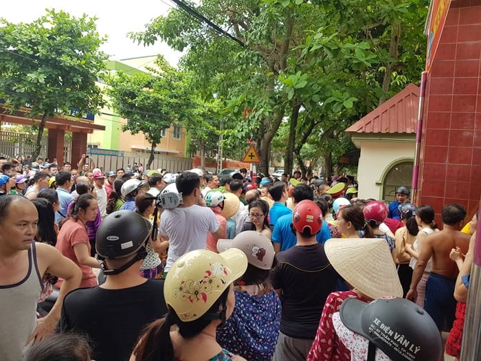 Chay o truong mam non, hang tram phu huynh nhao nhao tim con