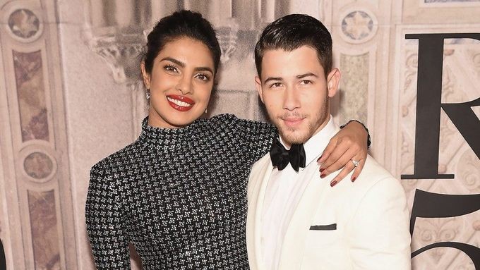 Bi quyet lam dep cua cuu hoa hau Priyanka Chopra lay chong kem 10 tuoi