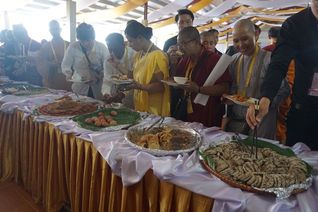 Cac mon an chay doc dao duoc phuc vu tai Dai le Vesak 2019-Hinh-8