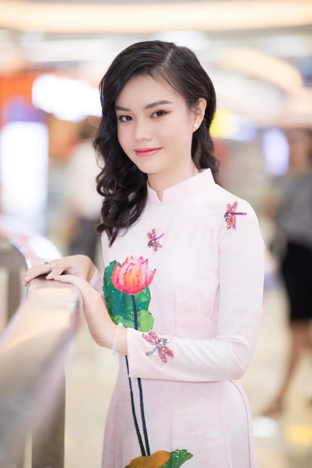 Ngam vay ao goi cam cua thieu nu 15 tuoi trong phim Vo ba-Hinh-9