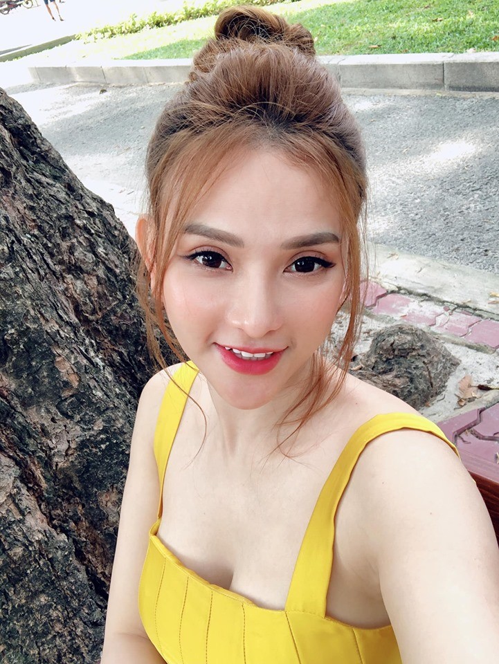 Phong cach thoi trang tre trung cua Thu Thuy khi hen ho ban trai kem 10 tuoi-Hinh-6