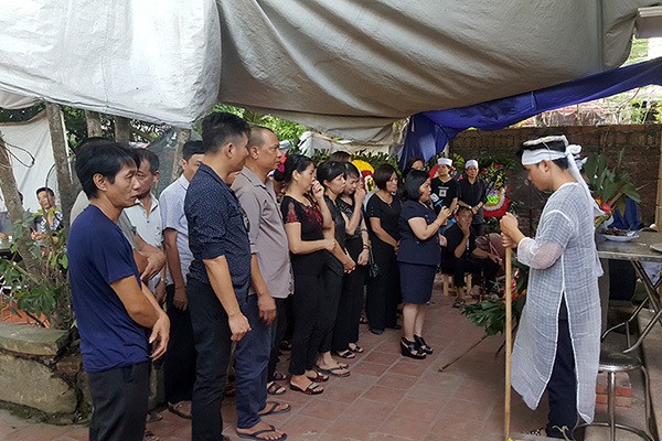 Gia dinh nu lao cong Ha Noi bi o to dam tu vong: Thang buon khong dut-Hinh-2