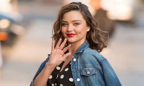 Bi quyet giu nhan sac tre trung “giu chan” chong ty phu cua Miranda Kerr