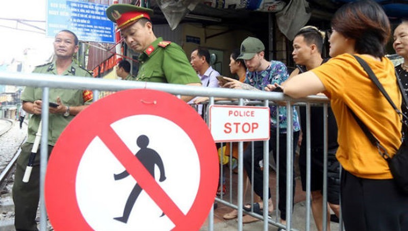 Cu dan kien nghi Ha Noi cho mo “pho ca phe duong tau”