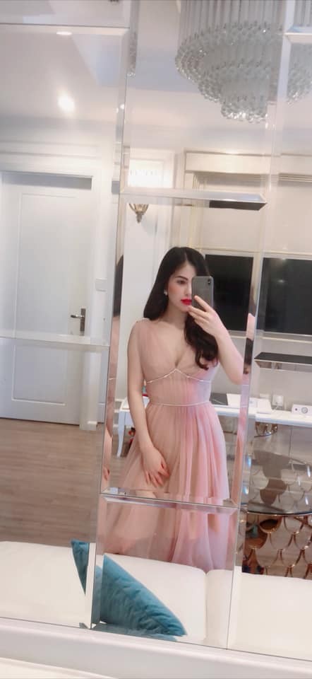 Hau ly hon, vo cu Viet Anh ngay cang chuong gu thoi trang goi cam hon-Hinh-7