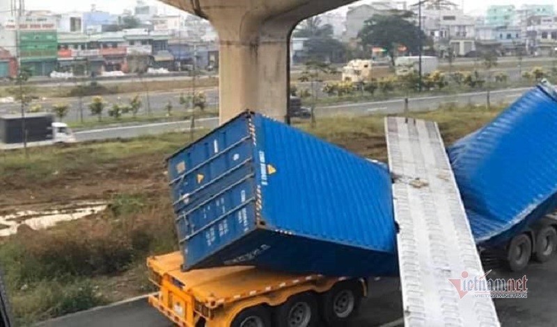 Dam cau di bo cao 4,3m van bi container 4,2m tong sap, vi sao?