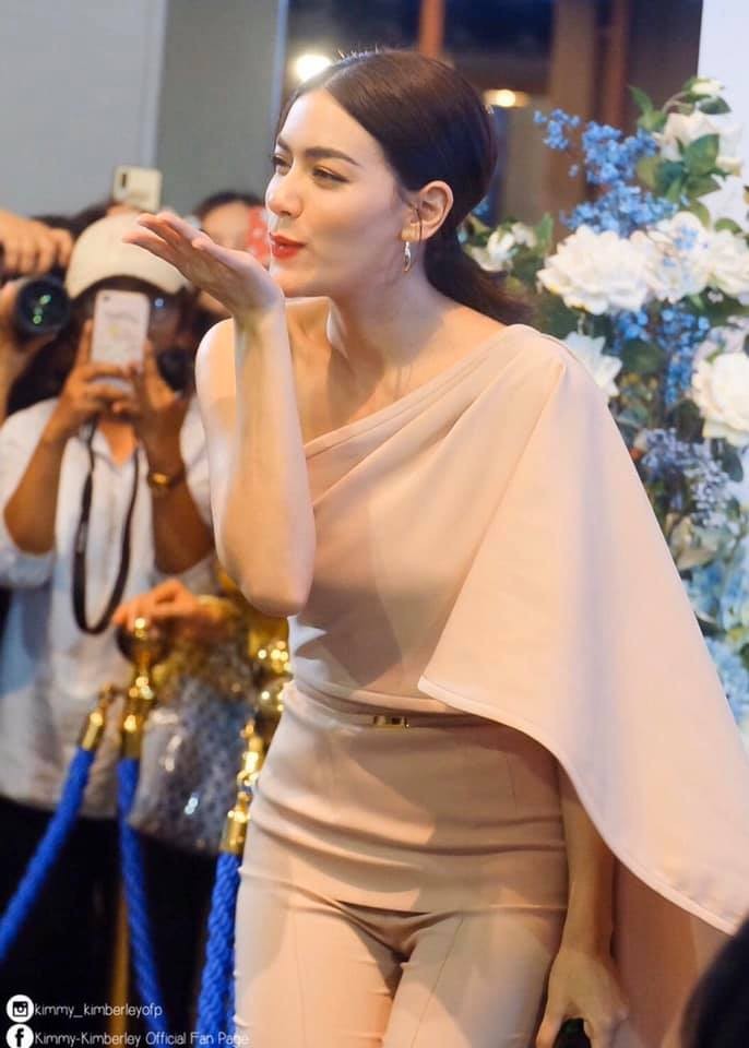 Ngat ngay phong cach thoi trang cuc sang chanh cua “bong hong lai” Kimmy Kimberley-Hinh-11