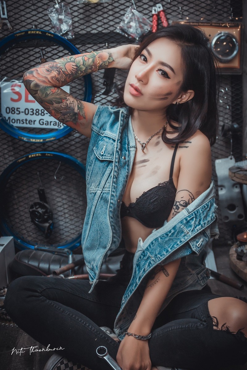 Xe & nguoi dep: Hot girl xam tro khoe dang trong garage mo to cu-Hinh-3