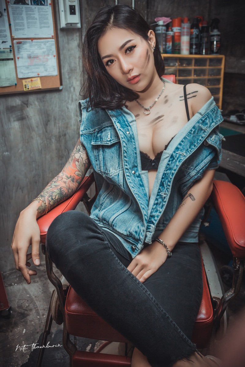 Xe & nguoi dep: Hot girl xam tro khoe dang trong garage mo to cu-Hinh-4