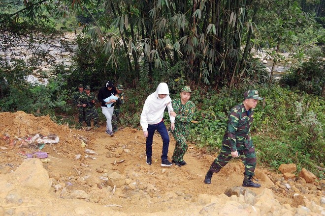 Bat hai nguoi Trung Quoc dua be trai 13 ngay tuoi qua bien gioi