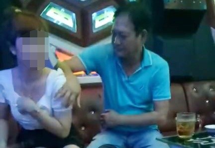 Lam ro vu Pho bi thu huyen uy so nguc nu nhan vien quan karaoke