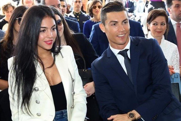 Ban gai Cristiano Ronaldo so huu thoi trang nong bong “dot mat“-Hinh-9