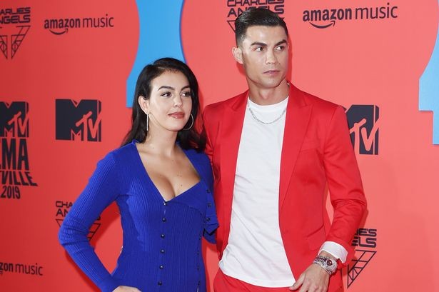 Ban gai Cristiano Ronaldo so huu thoi trang nong bong “dot mat“