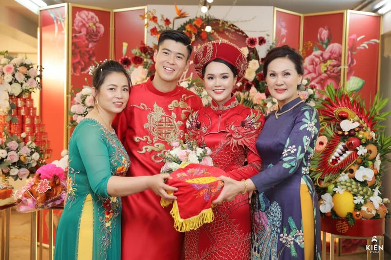 Ban gai, vo cac cau thu Viet mac ao dai cuc xinh trong ngay trong dai-Hinh-2