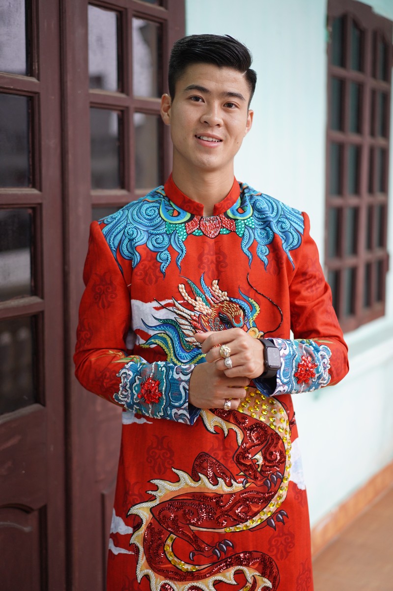 Cac cau thu Viet banh bao trong ta ao dai truyen thong