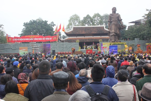 Hang ngan du khach thap phuong no nuc do ve le hoi Go Dong Da-Hinh-10