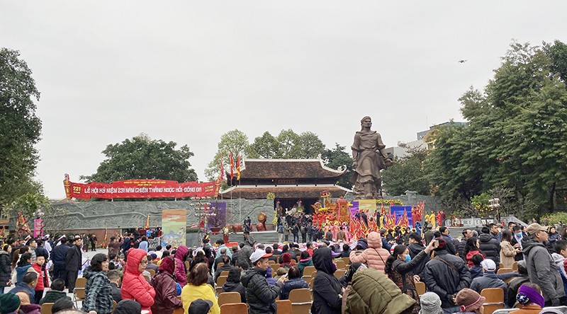 Hang ngan du khach thap phuong no nuc do ve le hoi Go Dong Da-Hinh-2