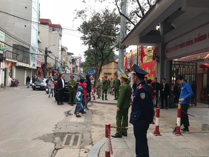 Hang ngan du khach thap phuong no nuc do ve le hoi Go Dong Da-Hinh-5