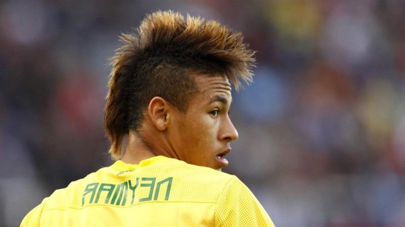 Nhung kieu toc nhuom hong, bom ngua cuc chat cua cau thu Neymar-Hinh-3