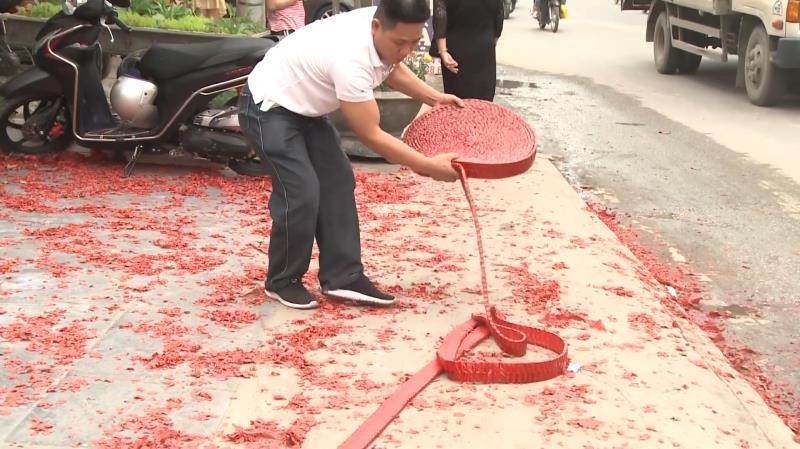 Dam cuoi dot phao do duong o Ha Noi: Chu nha co vo can?