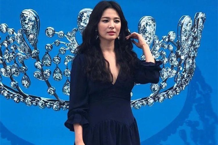 Hau ly hon, Song Hye Kyo “dot mat” nguoi nhin boi phong cach thoi trang goi cam-Hinh-4