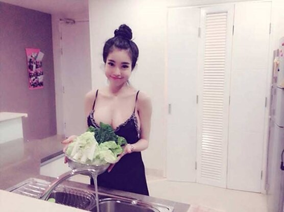 Thoi trang vao bep nong bong cua sao Viet khien fan nam “xit mau mui”-Hinh-5