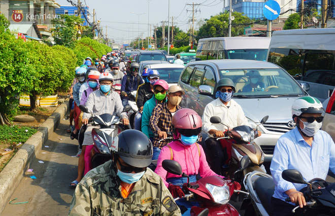 Hang ngan nguoi ve que va du lich dip 30/4, Sai Gon ket xe nghiem trong cac cua ngo-Hinh-5