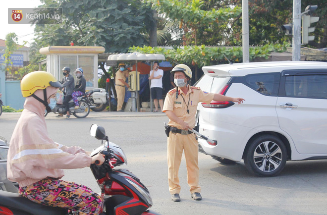 Hang ngan nguoi ve que va du lich dip 30/4, Sai Gon ket xe nghiem trong cac cua ngo-Hinh-7