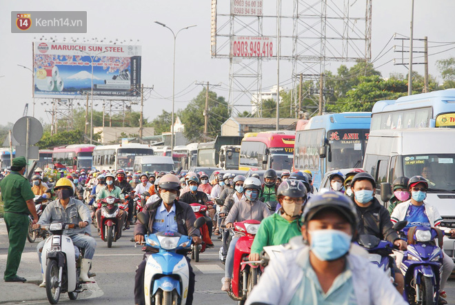 Hang ngan nguoi ve que va du lich dip 30/4, Sai Gon ket xe nghiem trong cac cua ngo