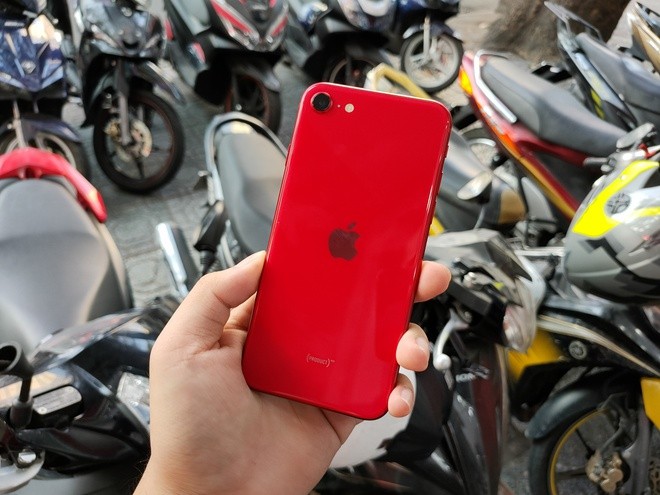 iPhone SE 2020 vua ve Viet Nam da giam gia soc