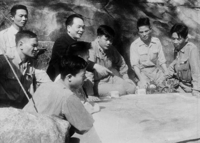 Bac Ho va Dai tuong Vo Nguyen Giap trong Chien dich Dien Bien Phu-Hinh-4