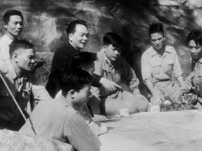 Bac Ho va Dai tuong Vo Nguyen Giap trong Chien dich Dien Bien Phu-Hinh-5