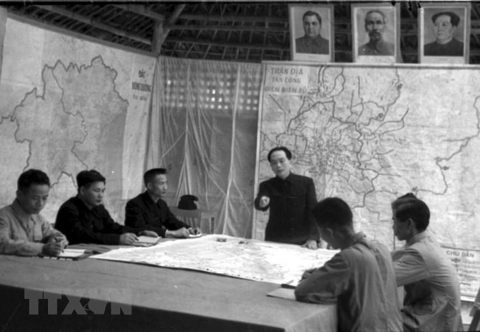 Bac Ho va Dai tuong Vo Nguyen Giap trong Chien dich Dien Bien Phu-Hinh-7