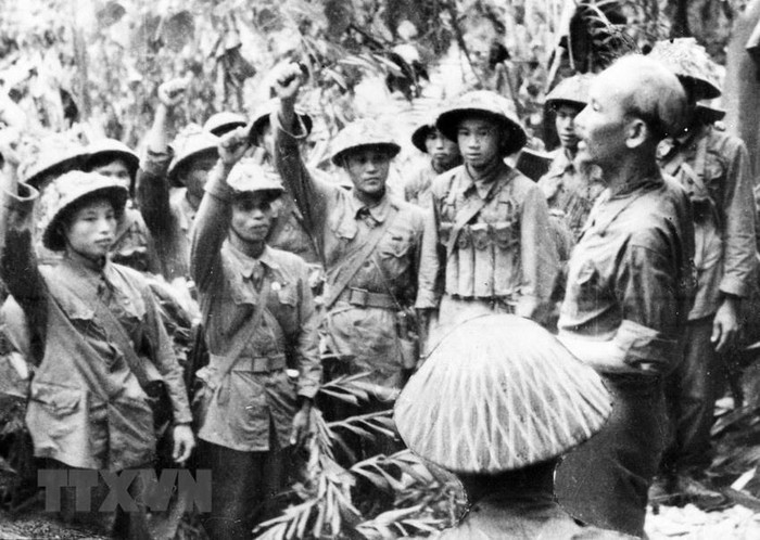 Bac Ho va Dai tuong Vo Nguyen Giap trong Chien dich Dien Bien Phu-Hinh-9