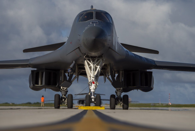 My dua may bay nem bom B-1B Lancer toi gan Trung Quoc