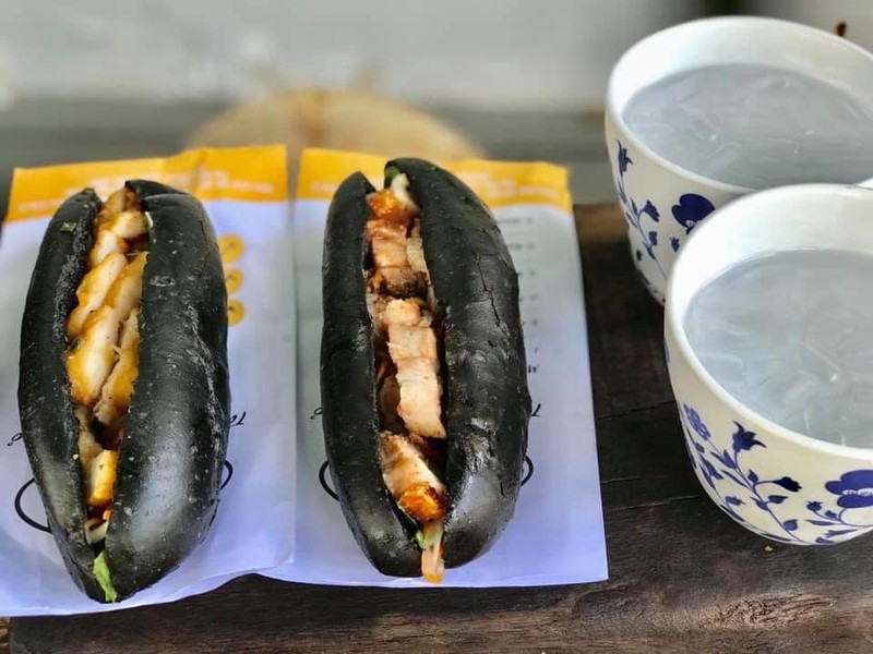 “Giai ma” mon banh mi den nhu than dang gay sot o Quang Ninh-Hinh-10