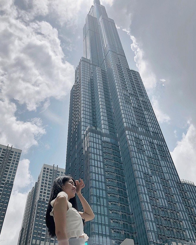 Landmark 81 tro thanh diem 'song ao' thu hut dan hot girl Viet-Hinh-2