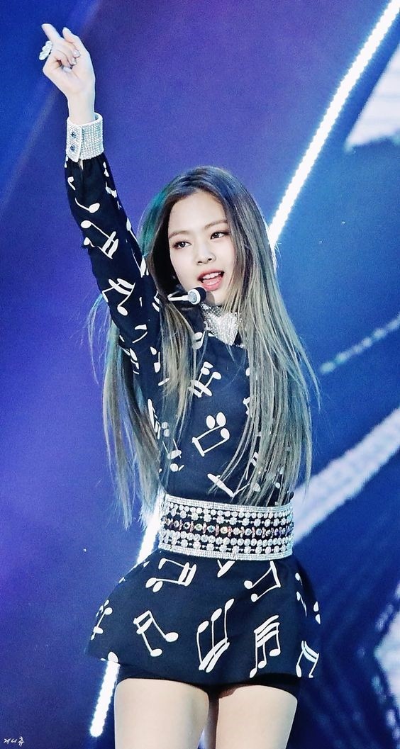 Gu thoi trang goi cam khoe vong eo 50cm cua Jennie (BlackPink)-Hinh-10