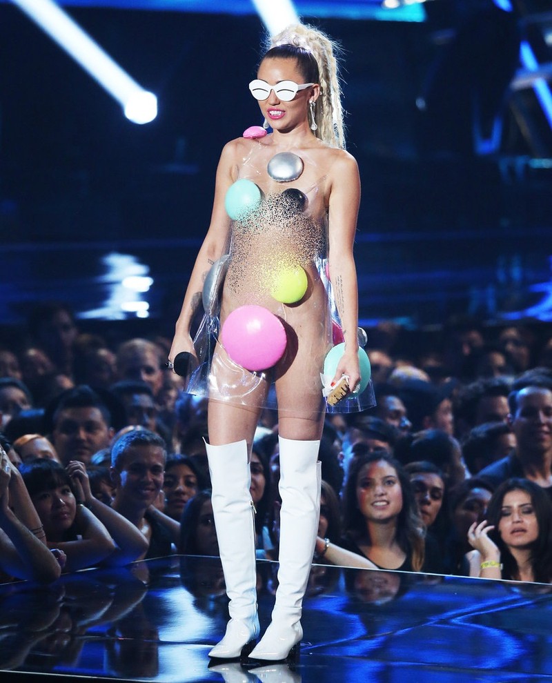 Miley Cyrus bi chi trich te vi nhung trang phuc ho hang qua da-Hinh-5