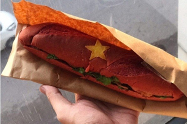 Mon banh mi To quoc co hinh ngoi sao vang 