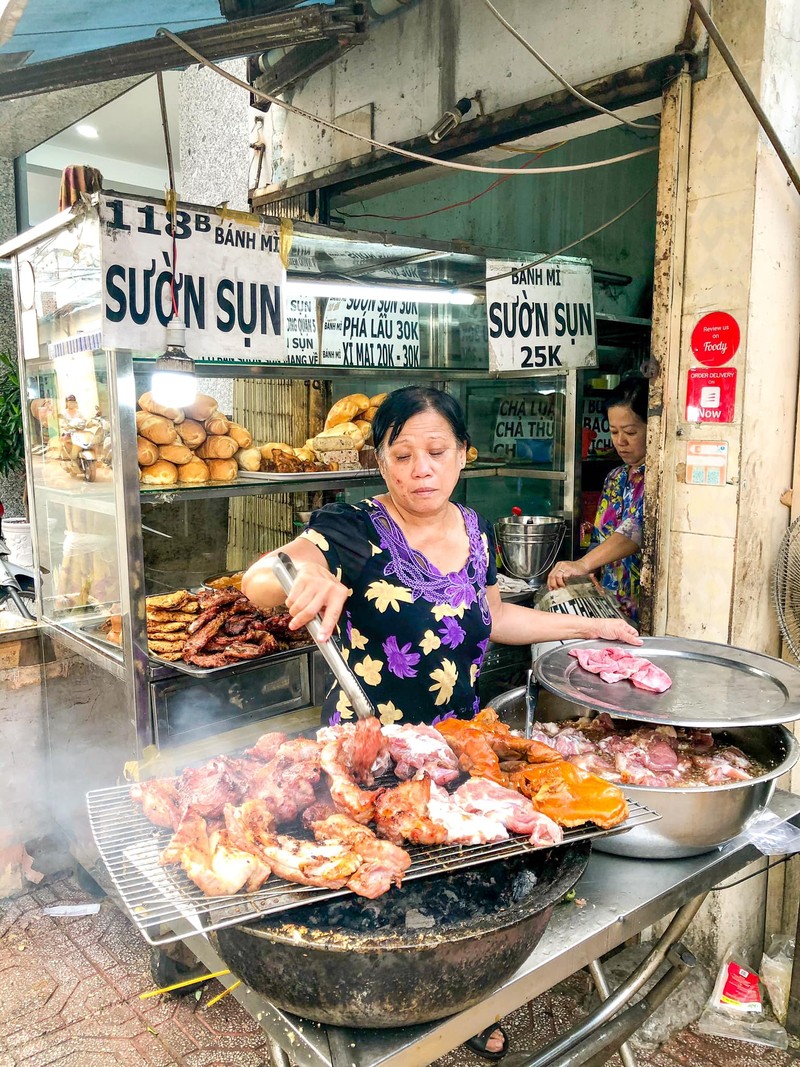 To mo mon banh mi suon nuong cai chua la doc o Sai Gon-Hinh-4