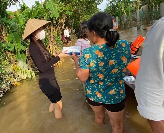 Ngam trang phuc gian di cua Thuy Tien trong moi chuyen di tu thien-Hinh-2