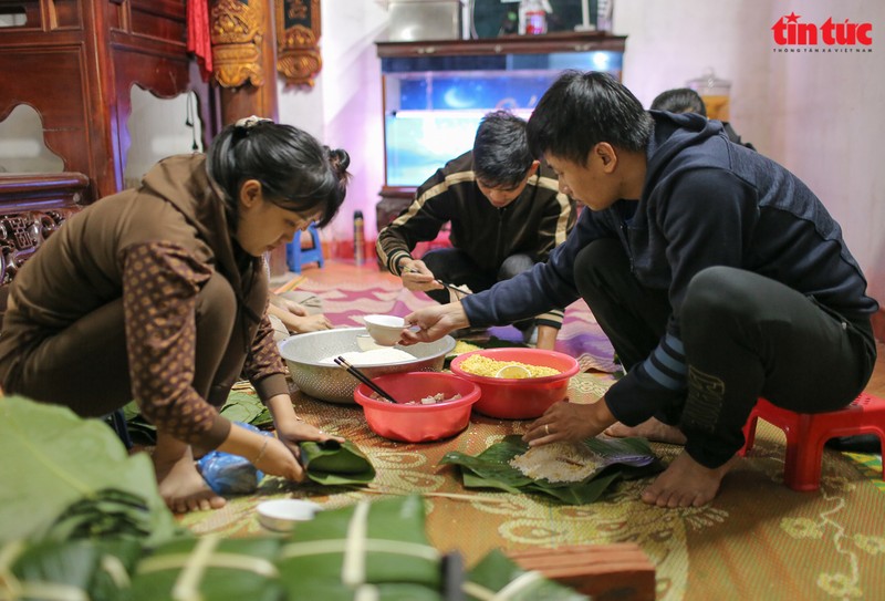 Khap noi goi banh chung ap ap tinh nguoi gui dong bao mien Trung-Hinh-2