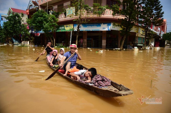 Du bao thoi tiet 25/10: Bao so 8 ap sat, mua to quay lai mien Trung