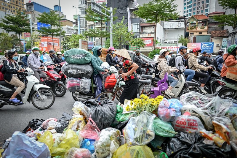 Ha Noi yeu cau xu ly trach nhiem nha thau de un u rac o Yen Phu