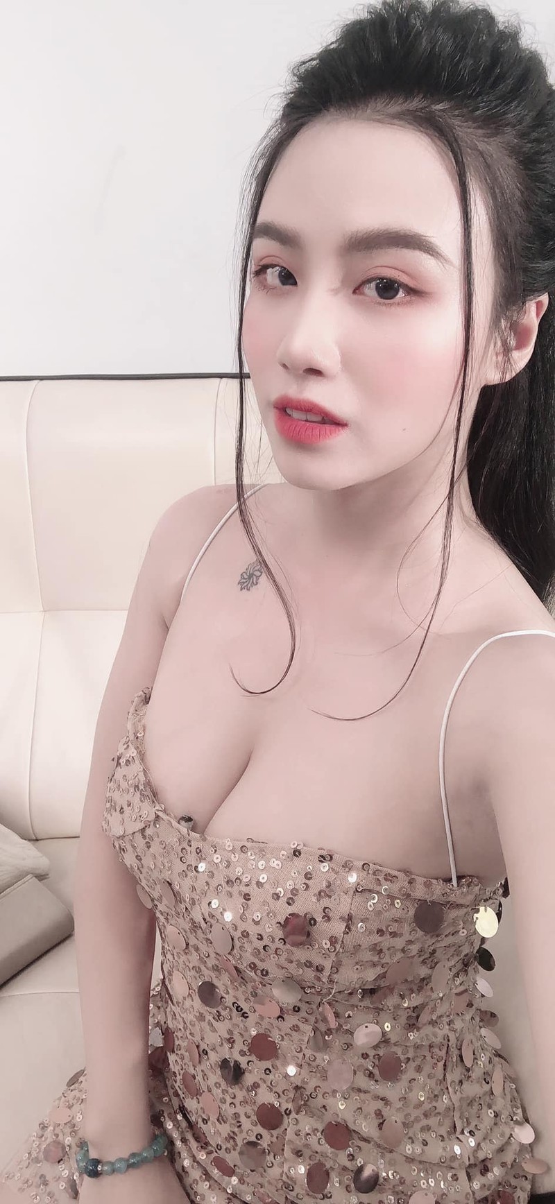 “Nong mat” phong cach thoi trang thieu vai cua hot girl Linh Miu-Hinh-4