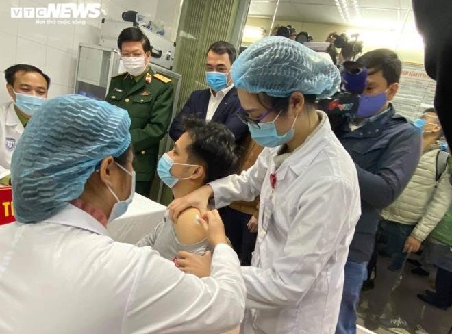 Suc khoe ba nguoi dau tien tiem vaccine COVID-19 'made in Vietnam' ra sao?