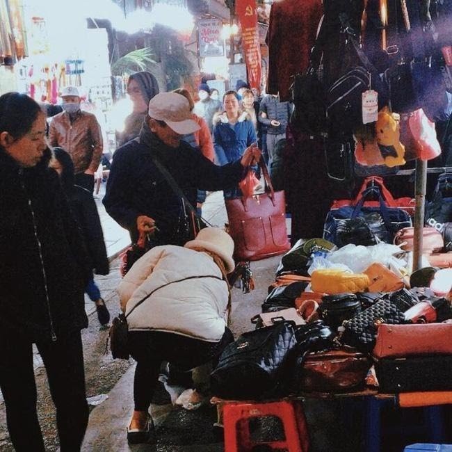 Cam dong nguoi dan ong ban hang rong danh tien mua qua tang vo